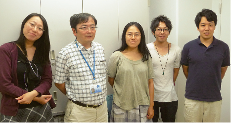 マイクロテック・ニチオン賞採択者の大室有紀氏(写真左から3 番目)、教授の上田宏氏(写真左から2 番目)と同じ研究グループの学生のみなさん